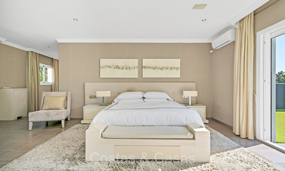 Spacieuse villa familiale de style méditerranéen à vendre, en première ligne de golf sur le New Golden Mile, Marbella - Benahavis 73612