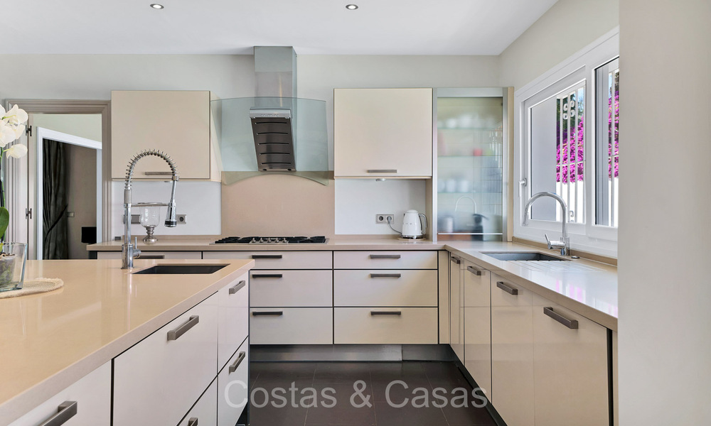 Spacieuse villa familiale de style méditerranéen à vendre, en première ligne de golf sur le New Golden Mile, Marbella - Benahavis 73621