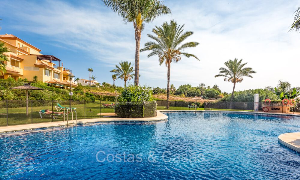 Appartement de 3 chambres à vendre à quelques pas de Puerto Banus et de la plage à Nueva Andalucia, Marbella 73700