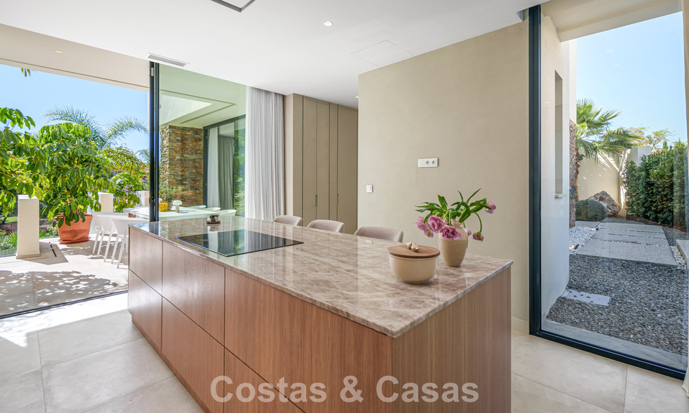 Villa prête à emménager à vendre à distance de marche d'un club-house de golf sur le New Golden Mile, Marbella - Estepona 806011