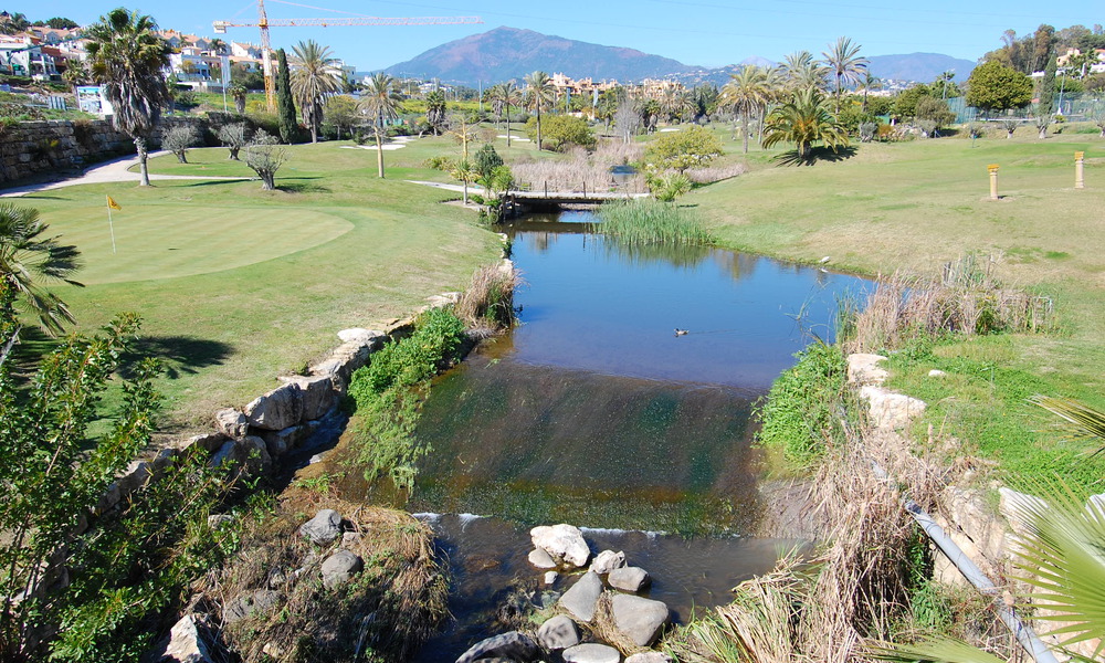 Villa prête à emménager à vendre à distance de marche d'un club-house de golf sur le New Golden Mile, Marbella - Estepona 806051