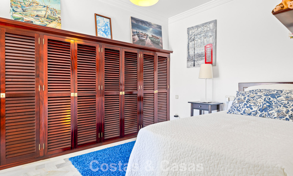 Maison spacieuse à vendre, avec de vastes espaces extérieurs dans un complexe fermé à Nueva Andalucia, Marbella 74667