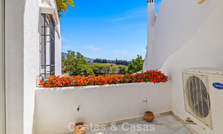 Maison spacieuse à vendre, avec de vastes espaces extérieurs dans un complexe fermé à Nueva Andalucia, Marbella 74668 
