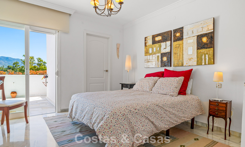 Maison spacieuse à vendre, avec de vastes espaces extérieurs dans un complexe fermé à Nueva Andalucia, Marbella 74669