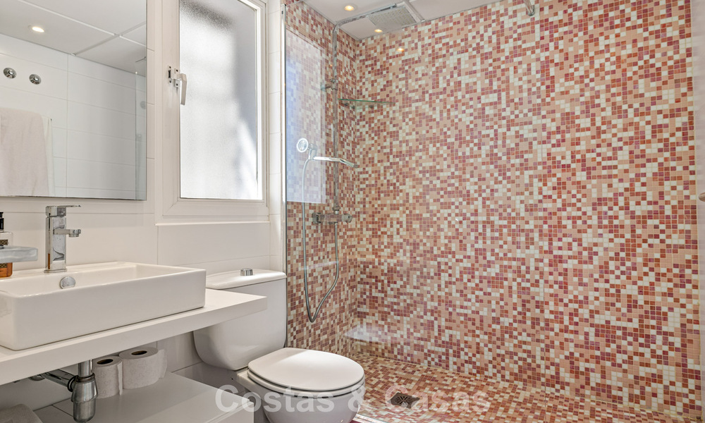 Maison spacieuse à vendre, avec de vastes espaces extérieurs dans un complexe fermé à Nueva Andalucia, Marbella 74670