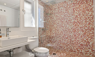 Maison spacieuse à vendre, avec de vastes espaces extérieurs dans un complexe fermé à Nueva Andalucia, Marbella 74670 