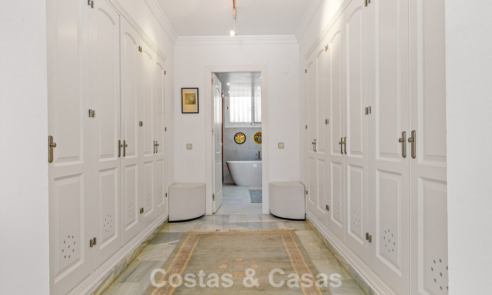 Maison spacieuse à vendre, avec de vastes espaces extérieurs dans un complexe fermé à Nueva Andalucia, Marbella 74672