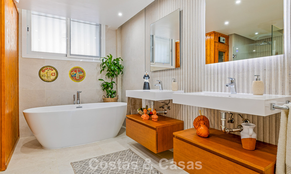 Maison spacieuse à vendre, avec de vastes espaces extérieurs dans un complexe fermé à Nueva Andalucia, Marbella 74673