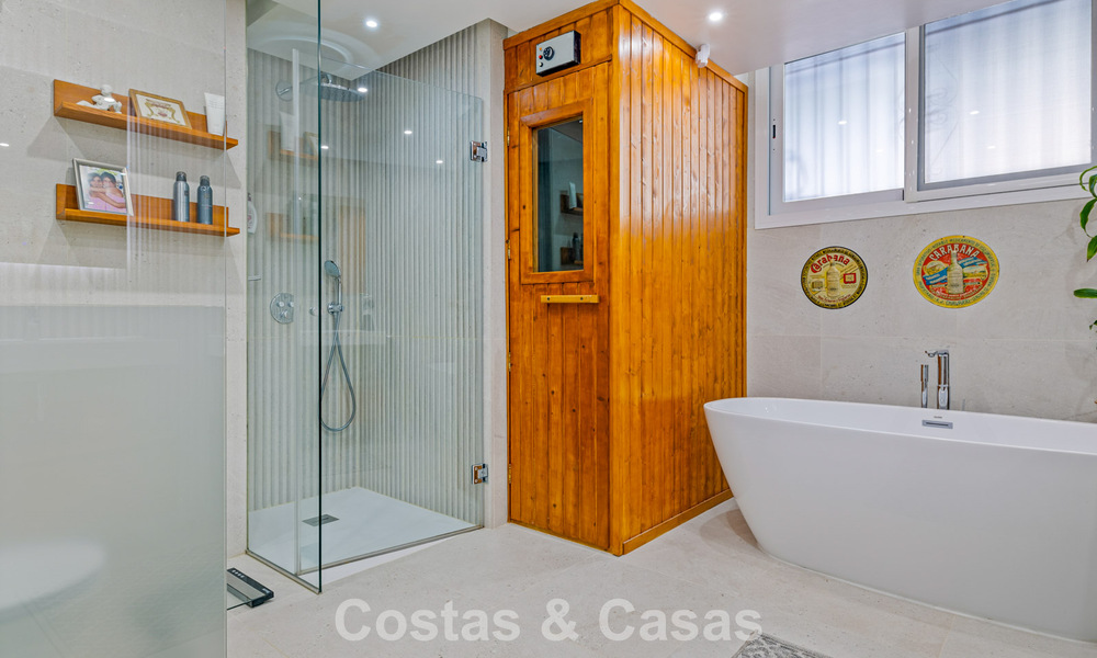 Maison spacieuse à vendre, avec de vastes espaces extérieurs dans un complexe fermé à Nueva Andalucia, Marbella 74674