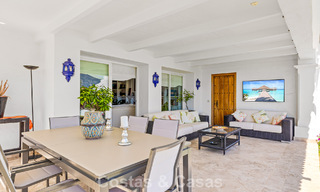 Maison spacieuse à vendre, avec de vastes espaces extérieurs dans un complexe fermé à Nueva Andalucia, Marbella 74675 