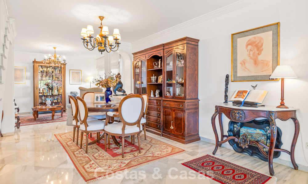 Maison spacieuse à vendre, avec de vastes espaces extérieurs dans un complexe fermé à Nueva Andalucia, Marbella 74681