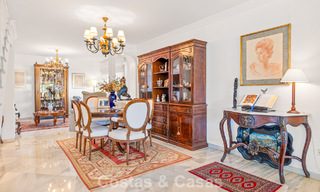 Maison spacieuse à vendre, avec de vastes espaces extérieurs dans un complexe fermé à Nueva Andalucia, Marbella 74681 