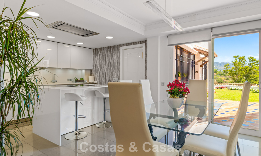 Maison spacieuse à vendre, avec de vastes espaces extérieurs dans un complexe fermé à Nueva Andalucia, Marbella 74690