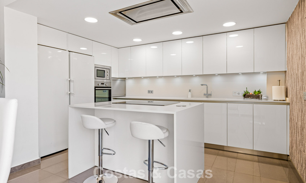 Maison spacieuse à vendre, avec de vastes espaces extérieurs dans un complexe fermé à Nueva Andalucia, Marbella 74691