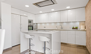 Maison spacieuse à vendre, avec de vastes espaces extérieurs dans un complexe fermé à Nueva Andalucia, Marbella 74691 