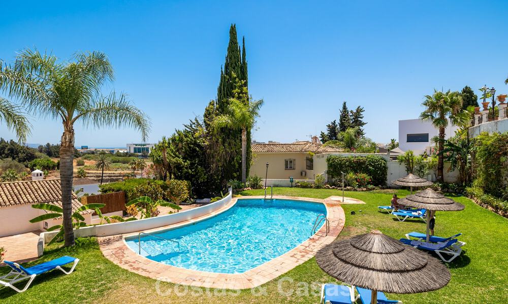 Maison spacieuse à vendre, avec de vastes espaces extérieurs dans un complexe fermé à Nueva Andalucia, Marbella 74693