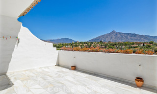 Maison spacieuse à vendre, avec de vastes espaces extérieurs dans un complexe fermé à Nueva Andalucia, Marbella 74694 