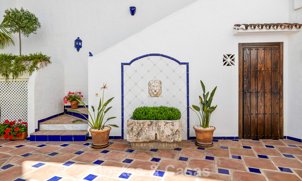 Maison spacieuse à vendre, avec de vastes espaces extérieurs dans un complexe fermé à Nueva Andalucia, Marbella 74696