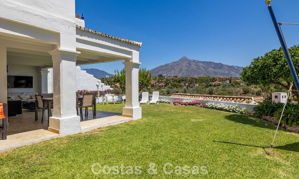 Maison spacieuse à vendre, avec de vastes espaces extérieurs dans un complexe fermé à Nueva Andalucia, Marbella 74705