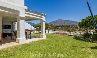 Maison spacieuse à vendre, avec de vastes espaces extérieurs dans un complexe fermé à Nueva Andalucia, Marbella 74705 