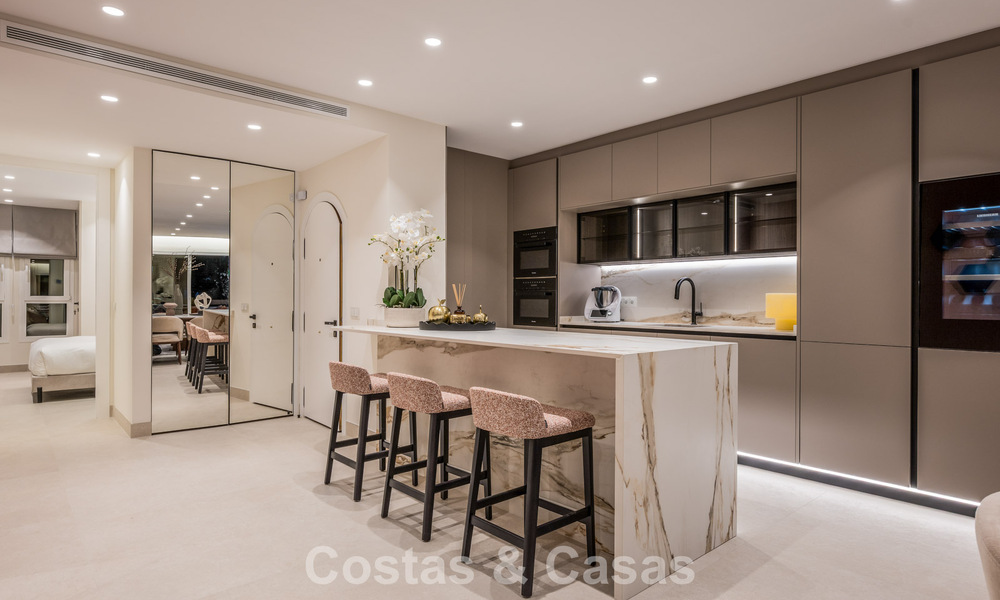 Luxueux appartement rénové avec vue sur la mer à vendre dans un complexe de plage exclusif à Los Monteros, Marbella Est 778334