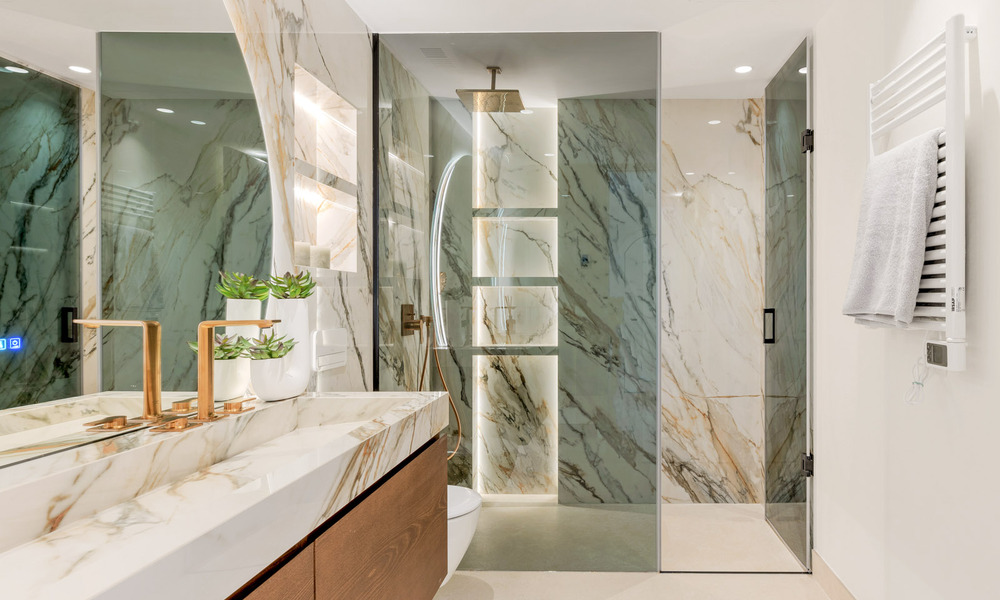 Luxueux appartement rénové avec vue sur la mer à vendre dans un complexe de plage exclusif à Los Monteros, Marbella Est 778375