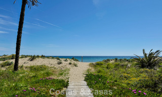 Appartement élégant rénové avec vue sur la mer à vendre dans un complexe de plage exclusif à Los Monteros, Marbella Est 776652 