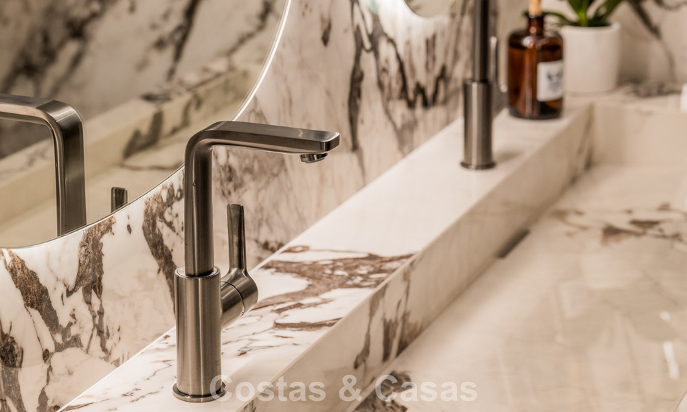 Appartement élégant rénové avec vue sur la mer à vendre dans un complexe de plage exclusif à Los Monteros, Marbella Est 778412