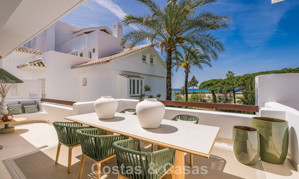 Appartement élégant rénové avec vue sur la mer à vendre dans un complexe de plage exclusif à Los Monteros, Marbella Est 778415