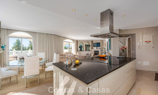 Villa méditerranéenne classique à vendre avec vue panoramique sur la mer dans une communauté exclusive à Marbella - Benahavis 774922 