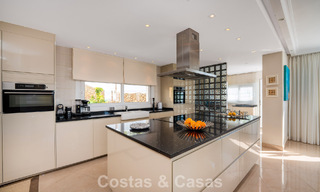 Villa méditerranéenne classique à vendre avec vue panoramique sur la mer dans une communauté exclusive à Marbella - Benahavis 774923 