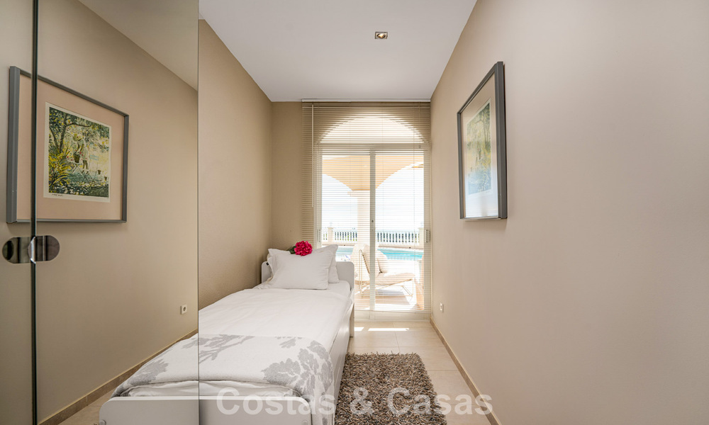 Villa méditerranéenne classique à vendre avec vue panoramique sur la mer dans une communauté exclusive à Marbella - Benahavis 774926