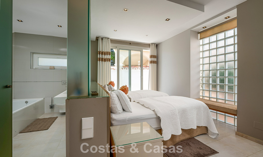 Villa méditerranéenne classique à vendre avec vue panoramique sur la mer dans une communauté exclusive à Marbella - Benahavis 774927