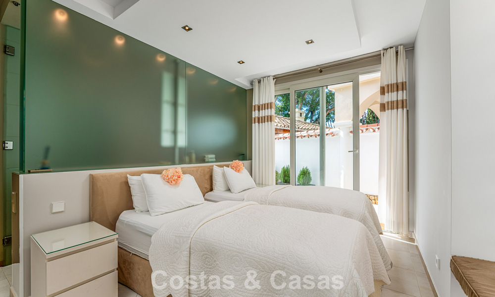 Villa méditerranéenne classique à vendre avec vue panoramique sur la mer dans une communauté exclusive à Marbella - Benahavis 774928
