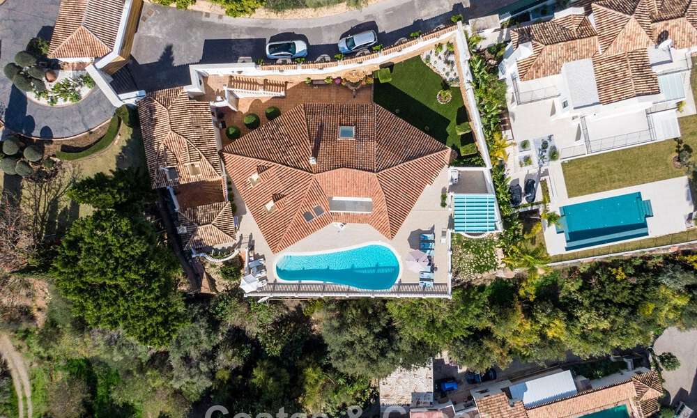 Villa méditerranéenne classique à vendre avec vue panoramique sur la mer dans une communauté exclusive à Marbella - Benahavis 774932