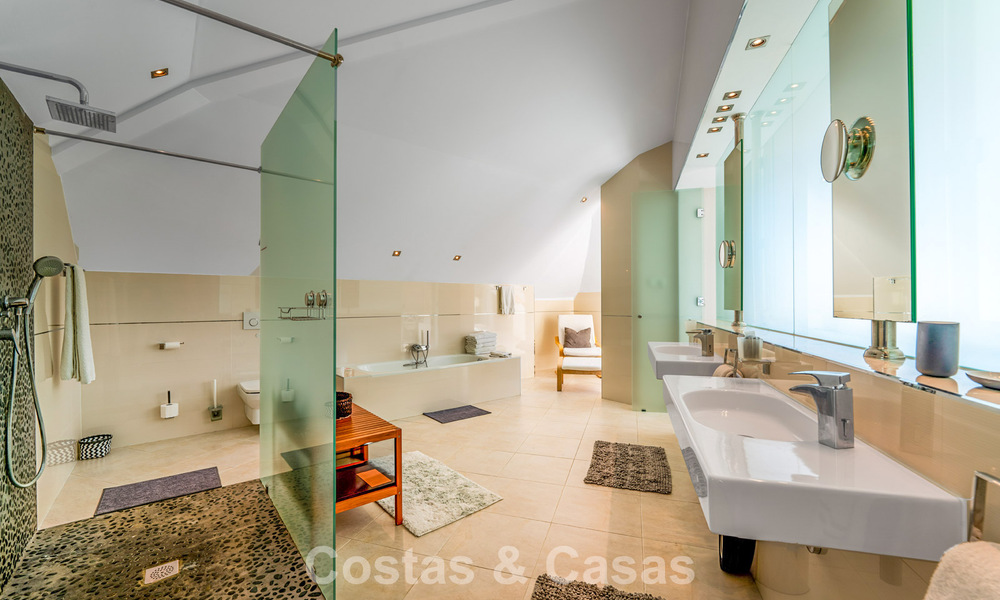 Villa méditerranéenne classique à vendre avec vue panoramique sur la mer dans une communauté exclusive à Marbella - Benahavis 774933