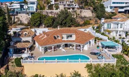 Villa méditerranéenne classique à vendre avec vue panoramique sur la mer dans une communauté exclusive à Marbella - Benahavis 774935