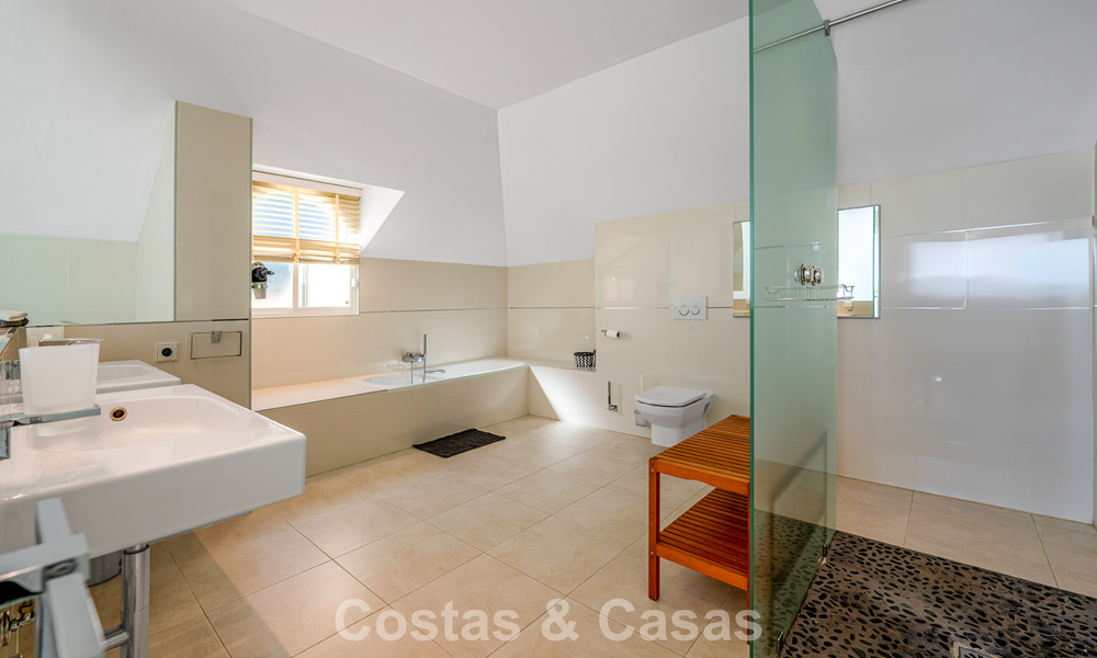 Villa méditerranéenne classique à vendre avec vue panoramique sur la mer dans une communauté exclusive à Marbella - Benahavis 774940