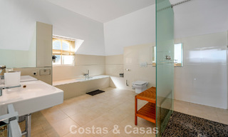 Villa méditerranéenne classique à vendre avec vue panoramique sur la mer dans une communauté exclusive à Marbella - Benahavis 774940 