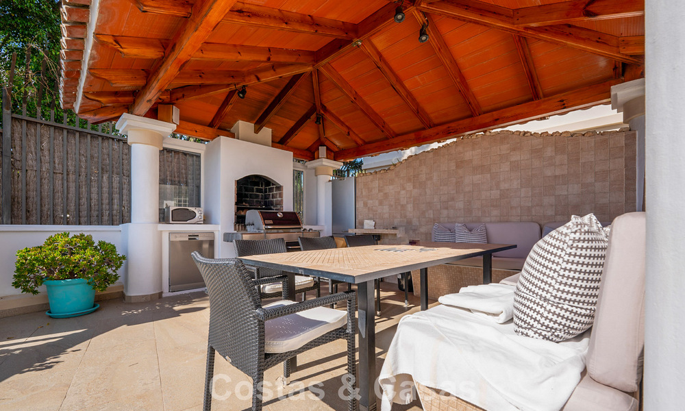 Villa méditerranéenne classique à vendre avec vue panoramique sur la mer dans une communauté exclusive à Marbella - Benahavis 774944