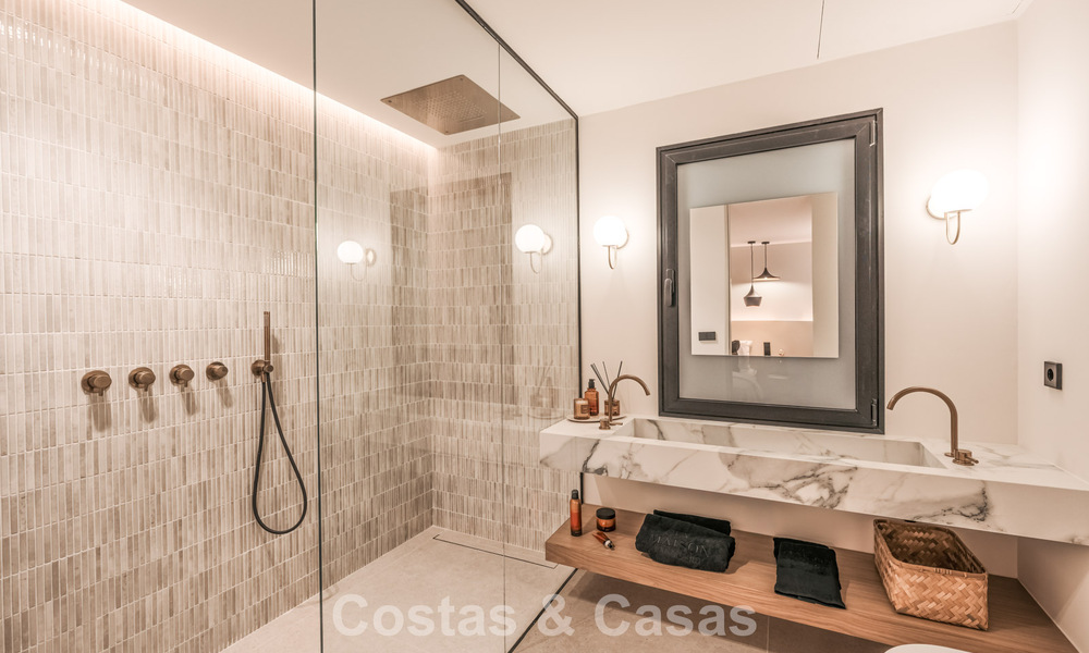 Maison de ville luxueusement rénovée avec vue sur la mer à vendre, dans un quartier fermé sur le Golden Mile de Marbella 774966