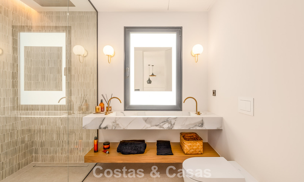 Maison de ville luxueusement rénovée avec vue sur la mer à vendre, dans un quartier fermé sur le Golden Mile de Marbella 774984