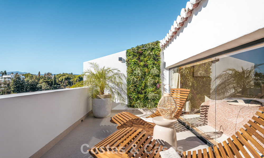 Maison de ville luxueusement rénovée avec vue sur la mer à vendre, dans un quartier fermé sur le Golden Mile de Marbella 774986