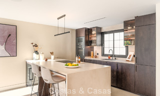 Maison de ville luxueusement rénovée avec vue sur la mer à vendre, dans un quartier fermé sur le Golden Mile de Marbella 774994 