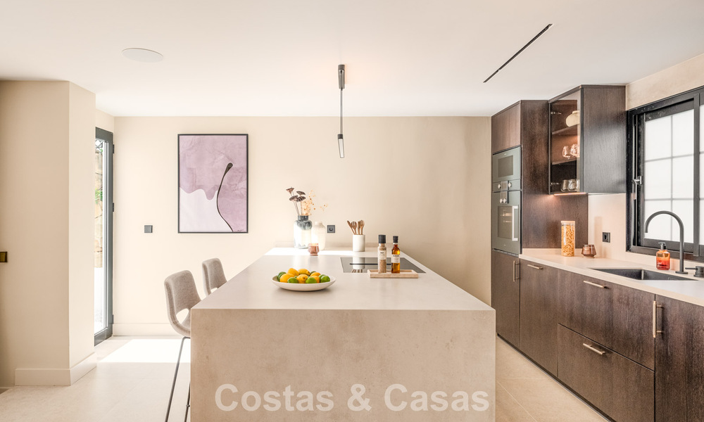 Maison de ville luxueusement rénovée avec vue sur la mer à vendre, dans un quartier fermé sur le Golden Mile de Marbella 774995