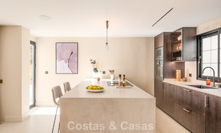 Maison de ville luxueusement rénovée avec vue sur la mer à vendre, dans un quartier fermé sur le Golden Mile de Marbella 774995 