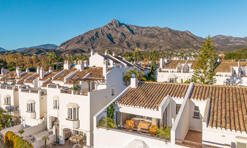 Maison de ville luxueusement rénovée avec vue sur la mer à vendre, dans un quartier fermé sur le Golden Mile de Marbella 774998