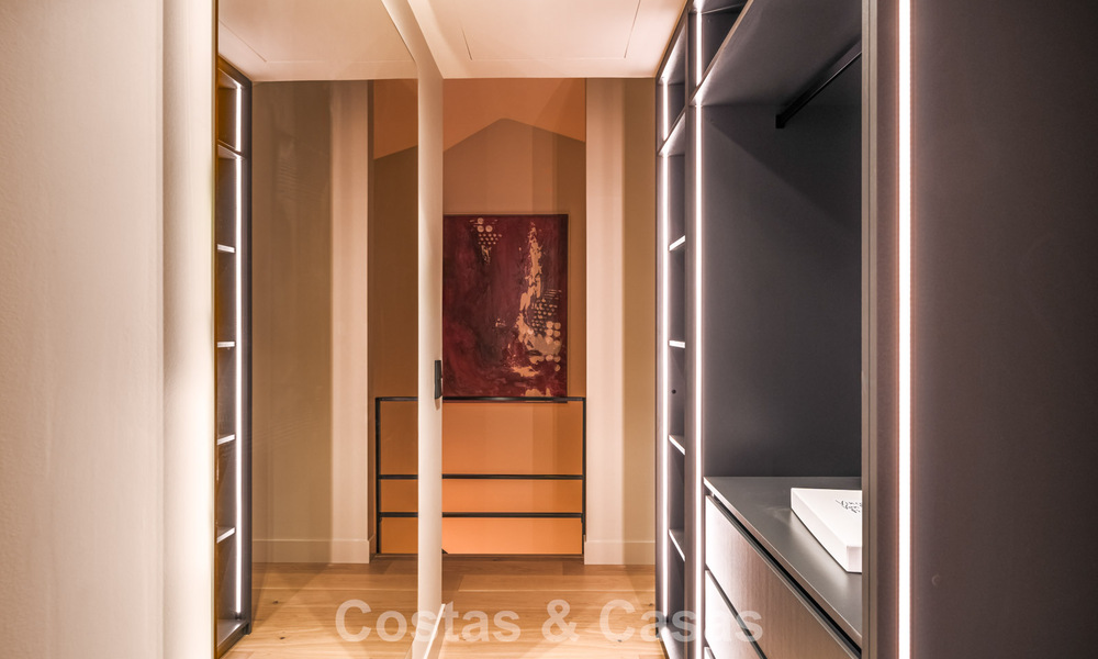 Maison de ville luxueusement rénovée avec vue sur la mer à vendre, dans un quartier fermé sur le Golden Mile de Marbella 775005