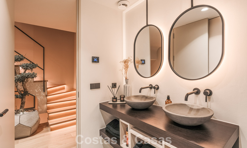 Maison de ville luxueusement rénovée avec vue sur la mer à vendre, dans un quartier fermé sur le Golden Mile de Marbella 775007