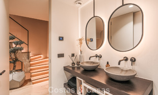 Maison de ville luxueusement rénovée avec vue sur la mer à vendre, dans un quartier fermé sur le Golden Mile de Marbella 775007 